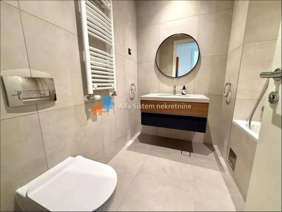 Izdavanje, četvorosoban stan, 110m², Savski Venac, Beograd