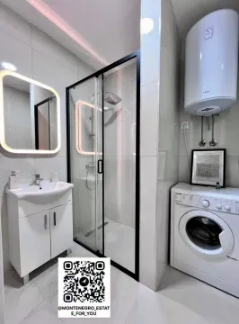 Moderne kupatilo sa tuš kabinom, umivaonikom i veš mašinom. - image 9