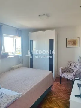 Nameštena spavaća soba sa bračnim krevetom, garderoberom i foteljom. - image 7