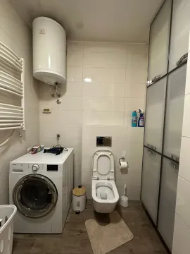 Manje kupatilo sa WC šoljom, veš mašinom, bojlerom i ugradnim ormarima. - image 8
