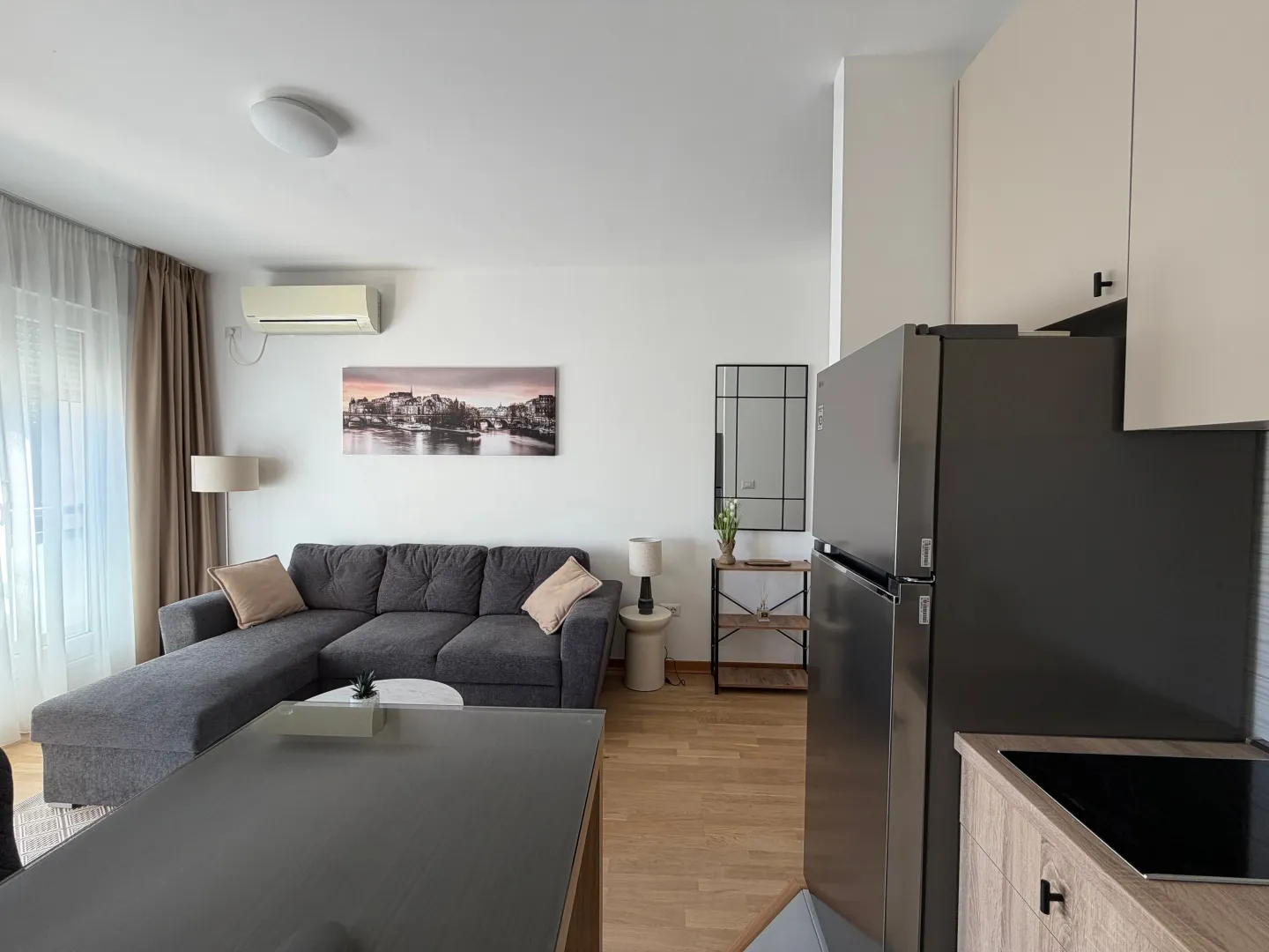 Living room with a sofa and a dining area integrated with the kitchen.