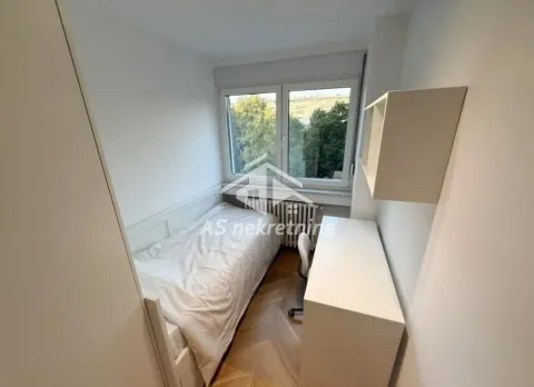 Manja spavaća soba sa krevetom, radnim stolom i prozorom. - image 15