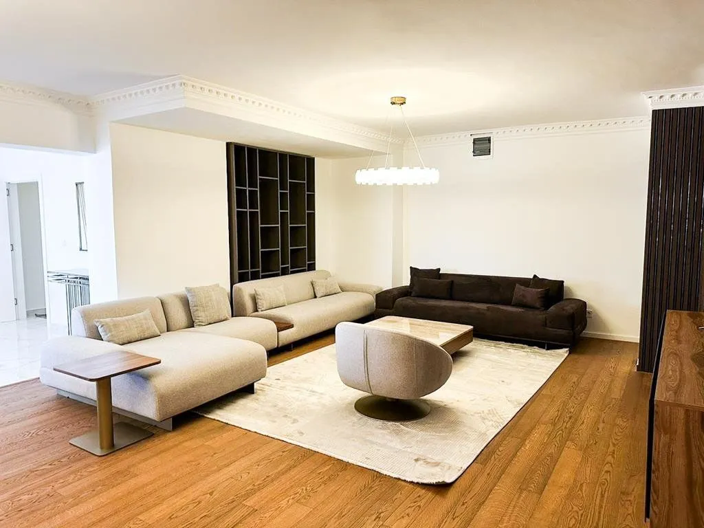 Izdavanje, četvorosoban stan, 266m², Stari Aerodrom, Podgorica
