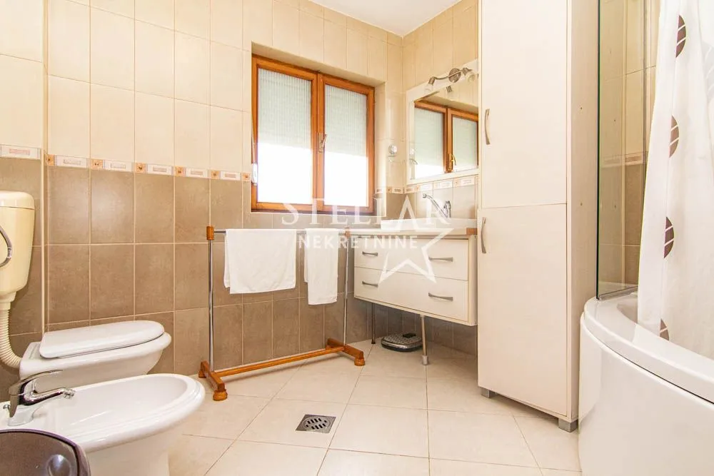 Rent, house, 220m², Tološi, Podgorica