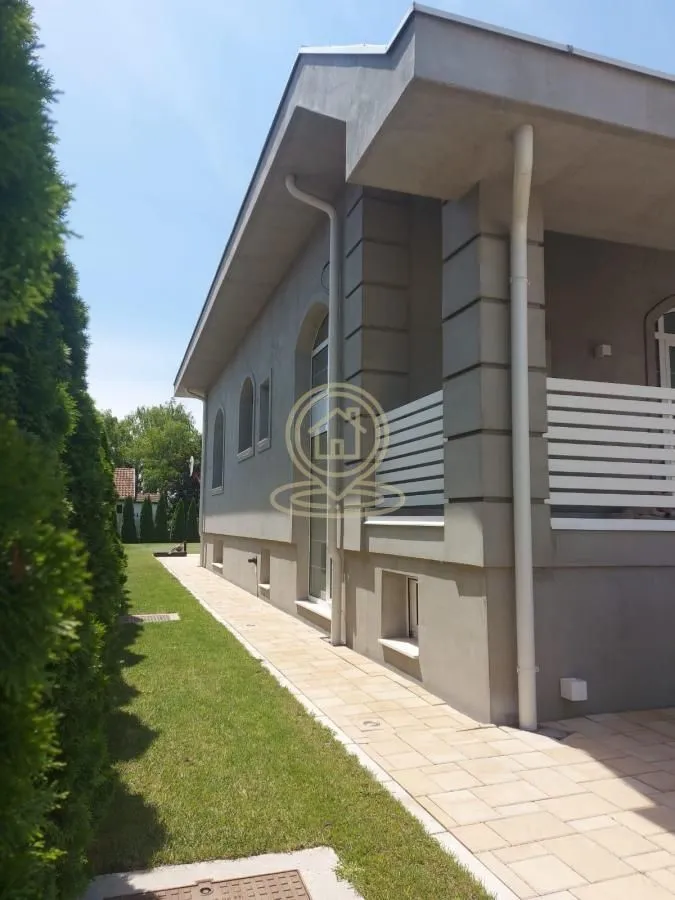 Prodaja, kuća, 380m², Centar, Inđija