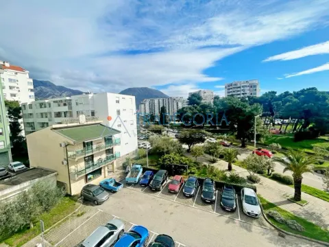 Pogled iz stana na parking i okolne zgrade. - image 2