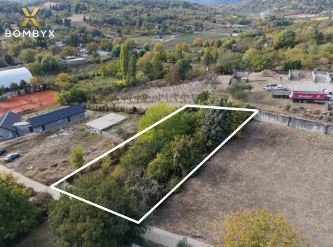 Pogled iz vazduha na označenu građevinsku parcelu sa zelenilom i okruženjem. - image 4