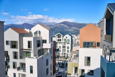 Pogled na moderne stambene zgrade i planine u pozadini. - image 10