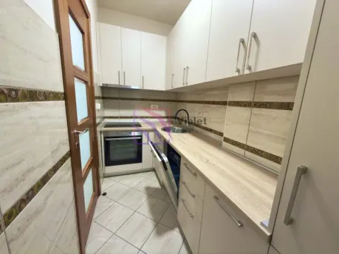 Manja opremljena kuhinja sa bijelim elementima i ugradnom rernom. - image 4