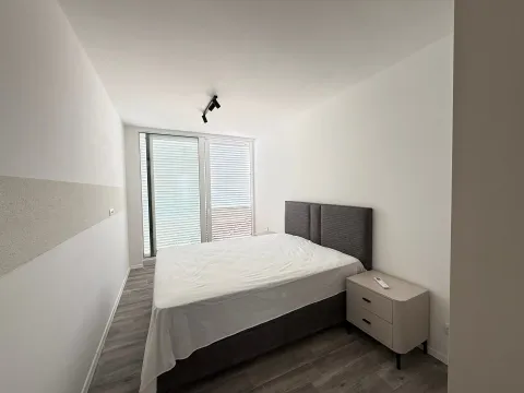Moderna spavaća soba sa bračnim krevetom i noćnim stočićem. - image 12