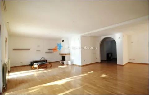Prostrana dnevna soba sa kaminom i drvenim podom. - image 28