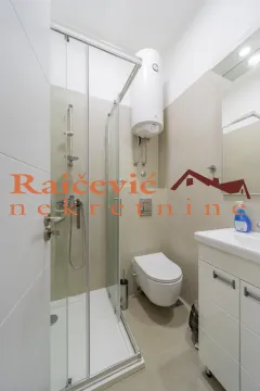 Kompaktno kupatilo sa tuš kabinom, WC šoljom i umivaonikom. - image 15