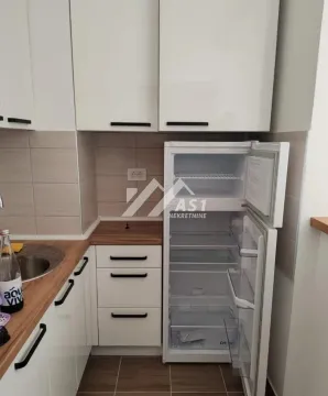 Manja kuhinja sa belim elementima i otvorenim frižiderom. - image 4