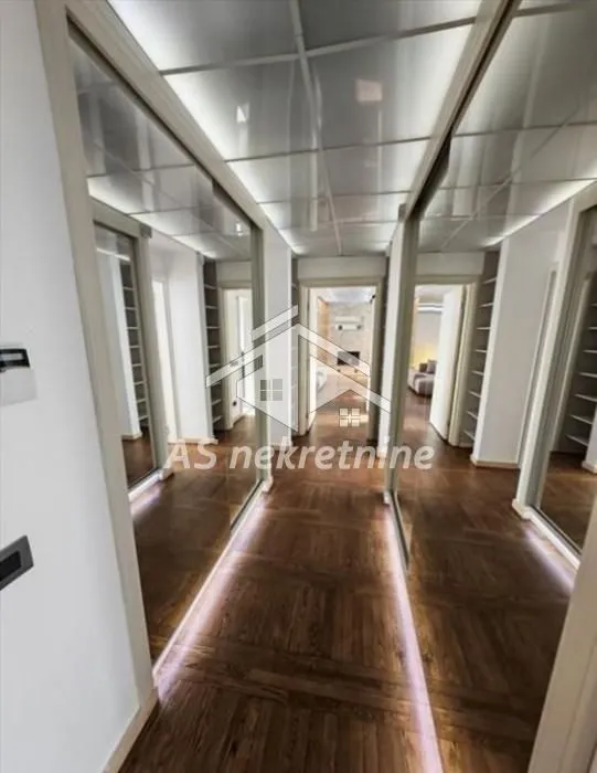 Izdavanje, četvorosoban stan, 148m², Savski Venac, Beograd