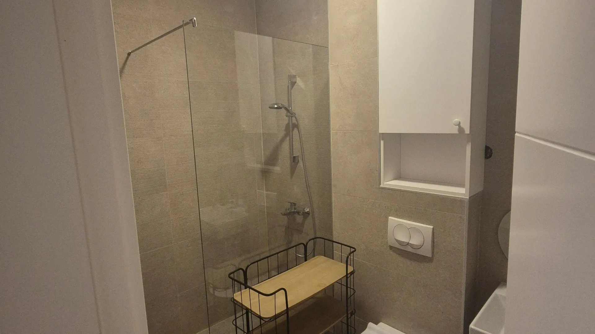 Izdavanje, trosoban stan, 100m², Vezirov Most, Podgorica