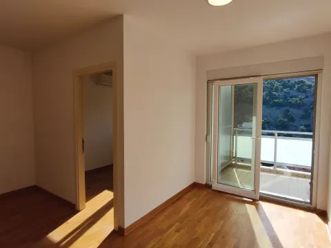 Rent, one bedroom apartment, 35m², City Kej, Podgorica - image 3