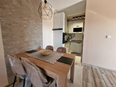 Izdavanje, trosoban stan, 105m², Tivat, Crna Gora - image 3