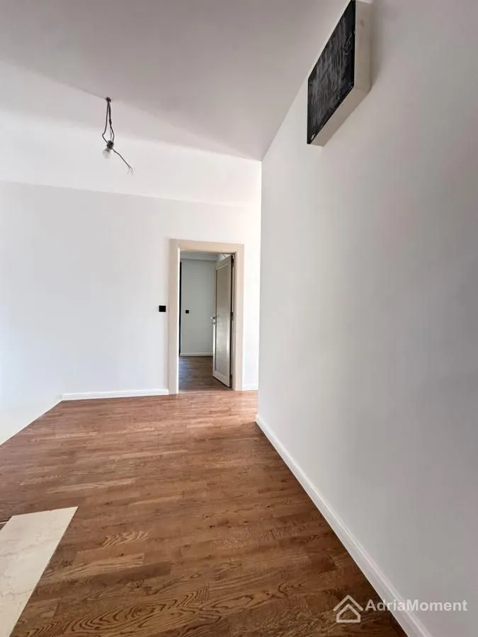 Prodaja, četvorosoban stan, 126m², Centar, Tivat
