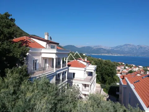 Pogled na eksterijer kuće i okolinu sa morem u pozadini. - image 7