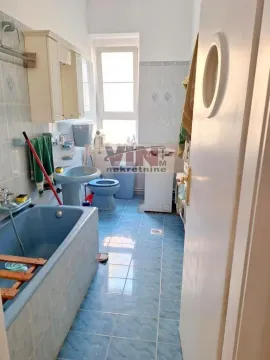 Kupatilo sa plavim pločicama, kadom, umivaonikom i WC šoljom. - image 17