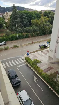 Pogled sa terase na ulicu i zelenilo. - image 8