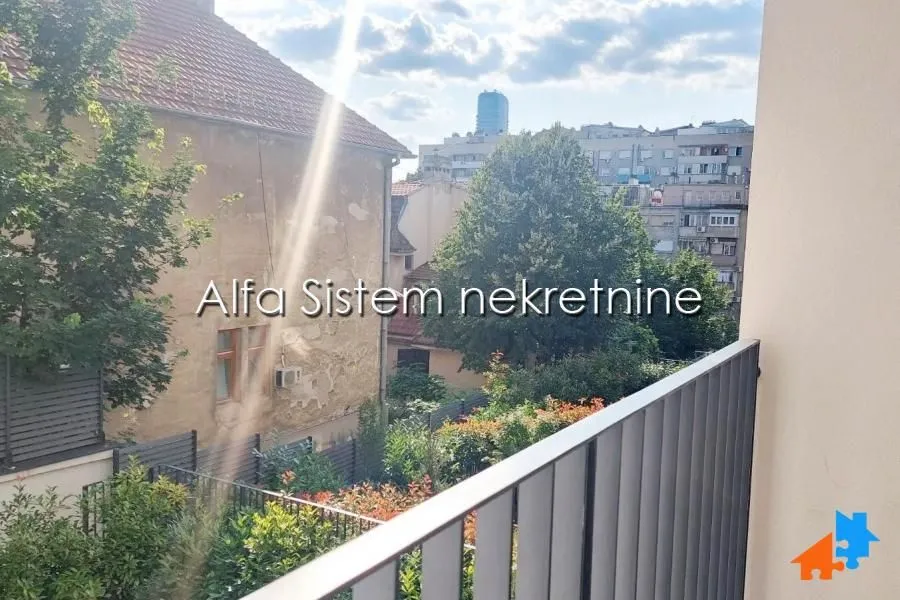 Pogled sa terase na okolne zgrade i zeleni prostor.