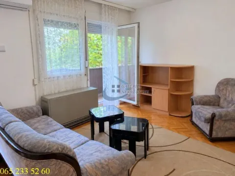 Dnevna soba sa garniturom, stočićima i izlazom na terasu. - image 2