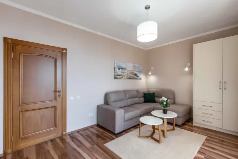 Manja dnevna soba sa ugaonom garniturom, stočićem, ormarom i drvenim vratima. - image 2