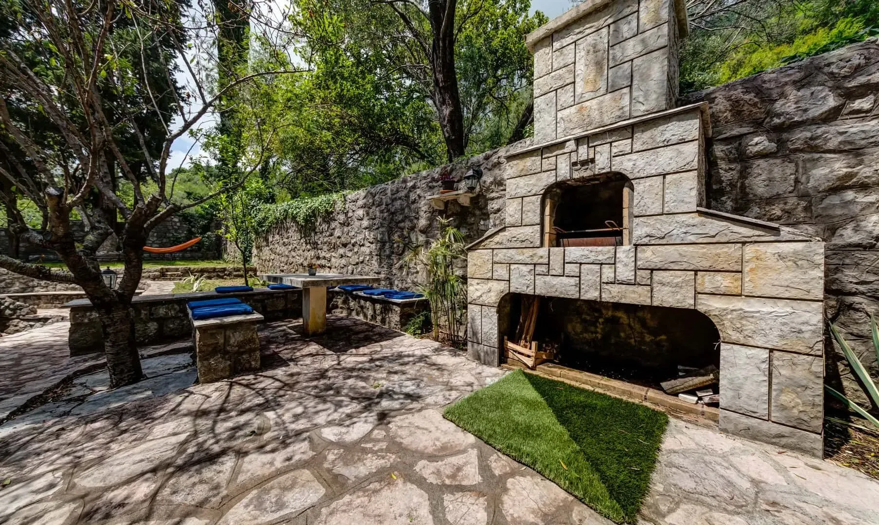 Izdavanje, kuća, 200m², Kotor, Crna Gora