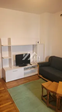 Dnevna soba sa garniturom, televizorom i drvenim stolićem. - image 3