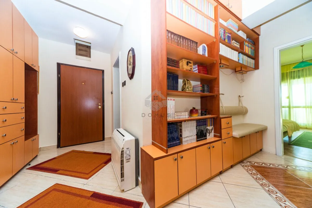 Izdavanje, dvosoban stan, 76m², Centar, Podgorica