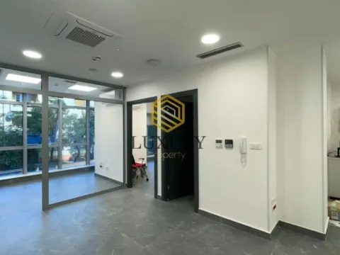 Izdavanje, poslovni prostor, 77m², Centar, Podgorica - image 1