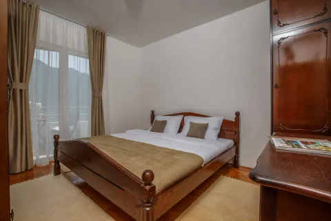 Rent, two bedroom apartment, 60m², Dobrota, Kotor - image 5