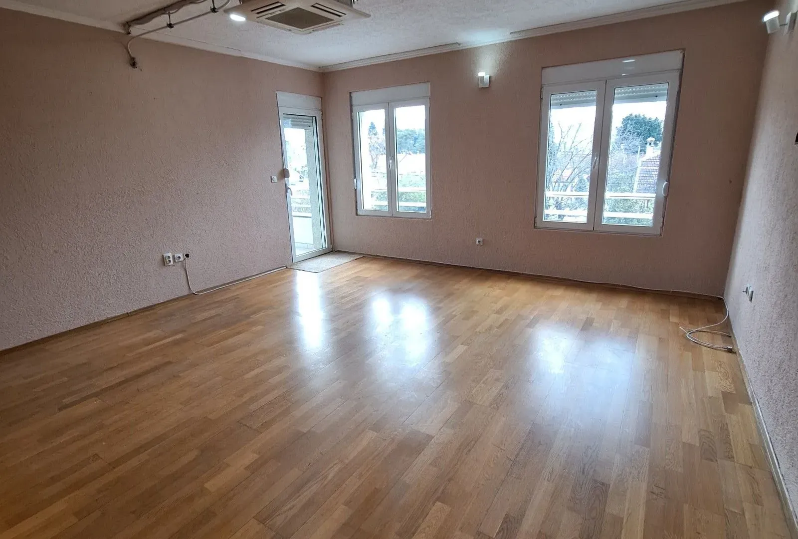 Izdavanje, dvosoban stan, 70m², Zabjelo, Podgorica