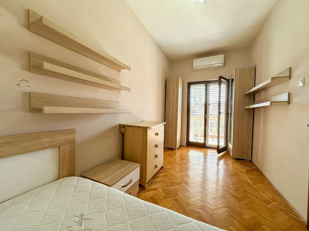 Izdavanje, kuća, 220m², Stari Aerodrom, Podgorica