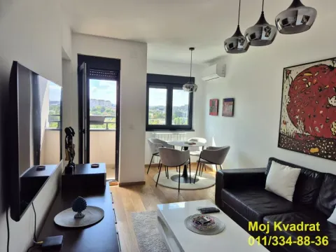 Dnevna soba sa garniturom, TV-om i trpezarijskim delom. - image 2