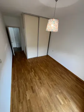 Prazna spavaća soba sa ugradnim plakarom i drvenim podom. - image 10