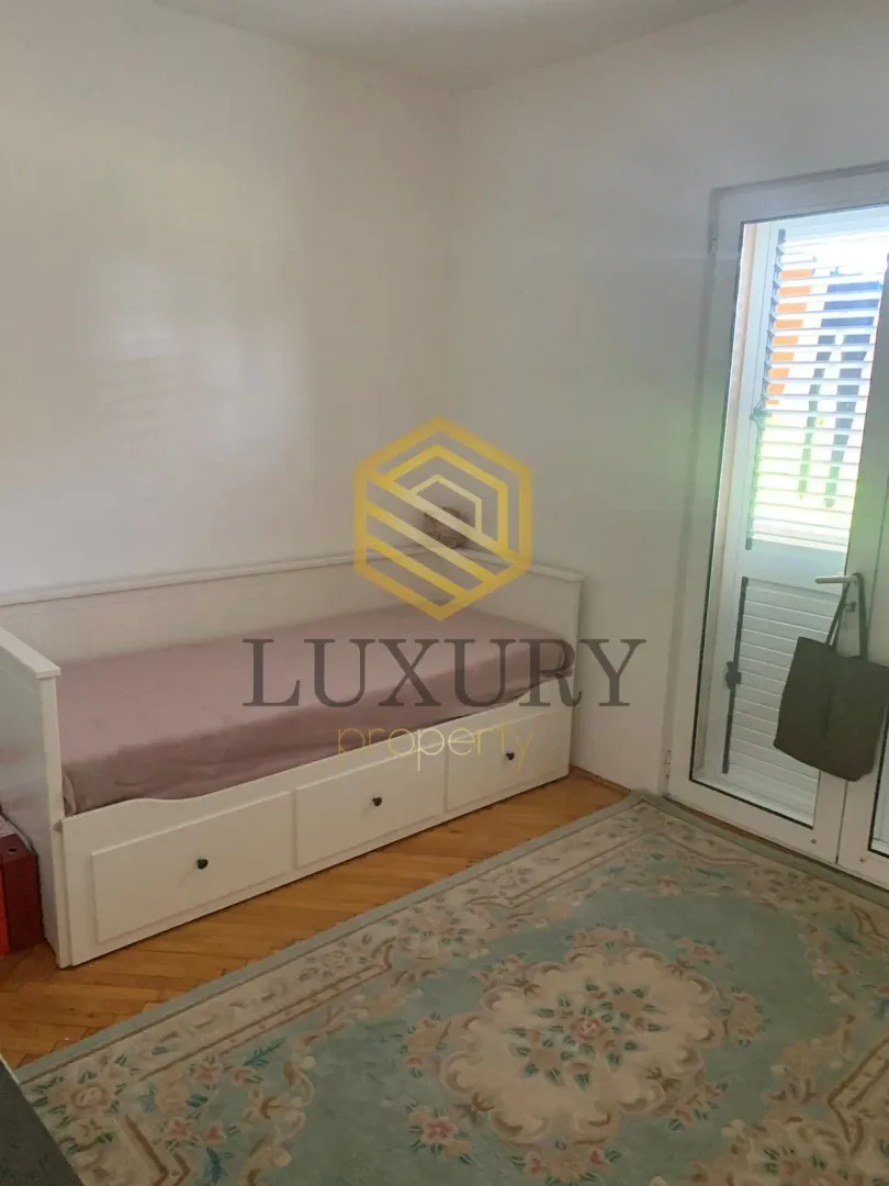 Izdavanje, trosoban stan, 170m², Tološi, Podgorica