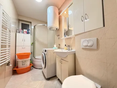 Kupatilo opremljeno tuš kabinom, umivaonikom, WC šoljom, mašinom za veš i bojlerom. - image 4