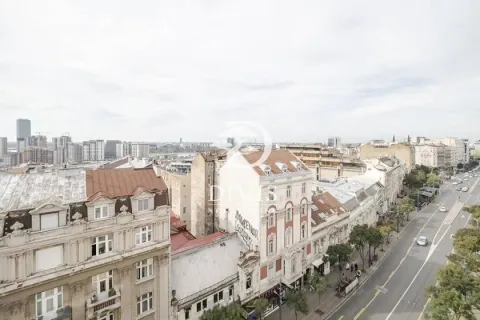 Pogled sa prozora na gradsku ulicu i okolne zgrade. - image 17