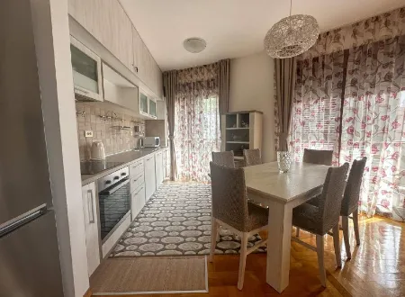 Trpezarija sa kuhinjom opremljena namještajem i aparatima. - image 4