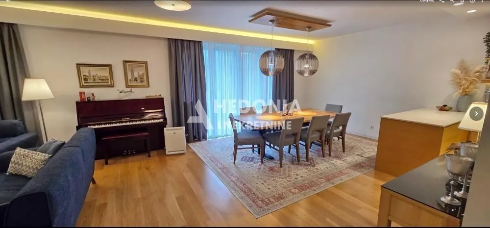 Prostrani dnevni boravak sa trpezarijom i klavirom.