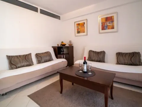 Izdavanje, jednosoban stan, 48m², Rafailovići, Budva