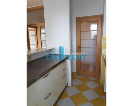 Manja kuhinja sa svetlim elementima i popločanim podom. - image 6