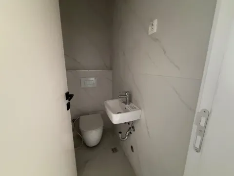 Manje kupatilo sa toaletom i umivaonikom. - image 11