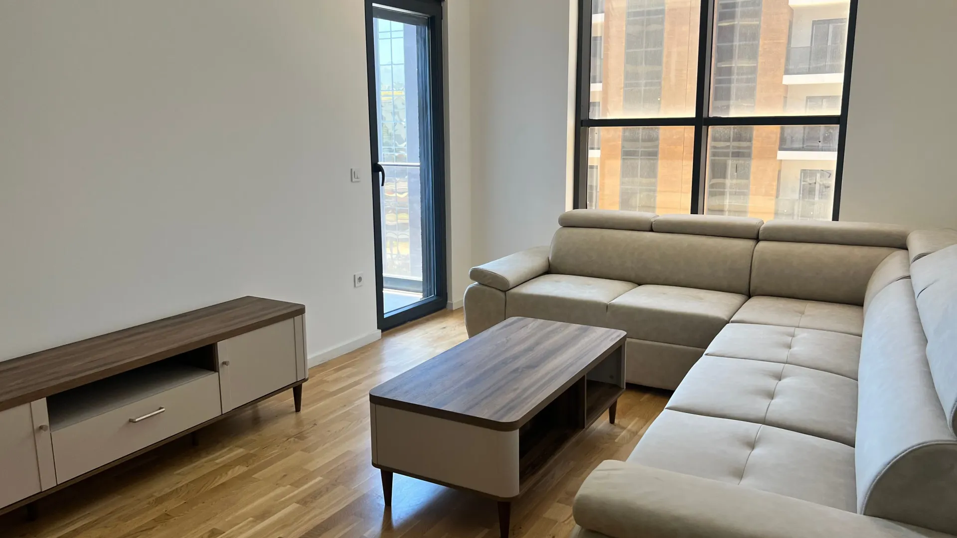 Izdavanje, dvosoban stan, 64m², Stari Aerodrom, Podgorica
