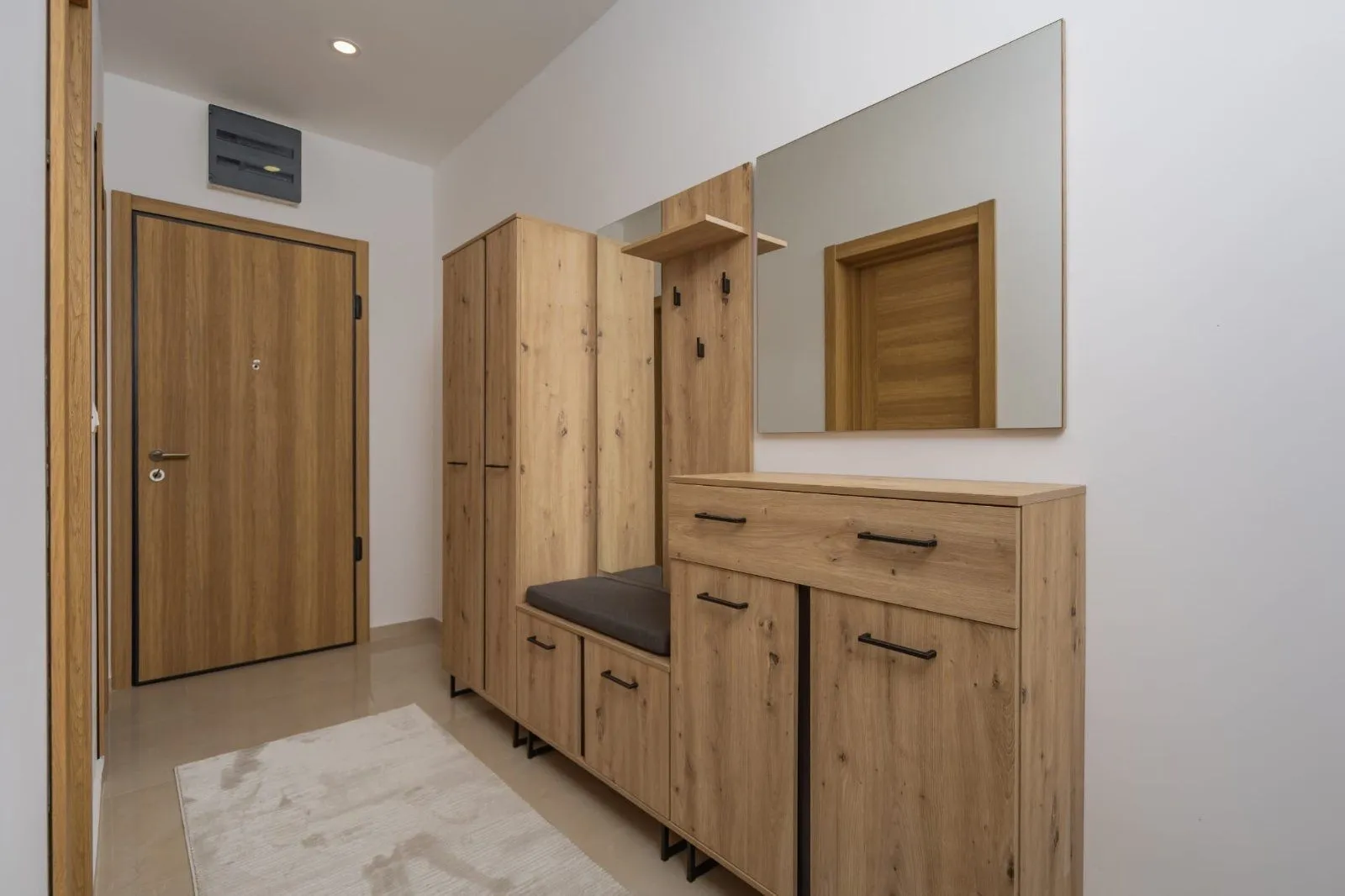 Izdavanje, dvosoban stan, 63m², Stari Aerodrom, Podgorica