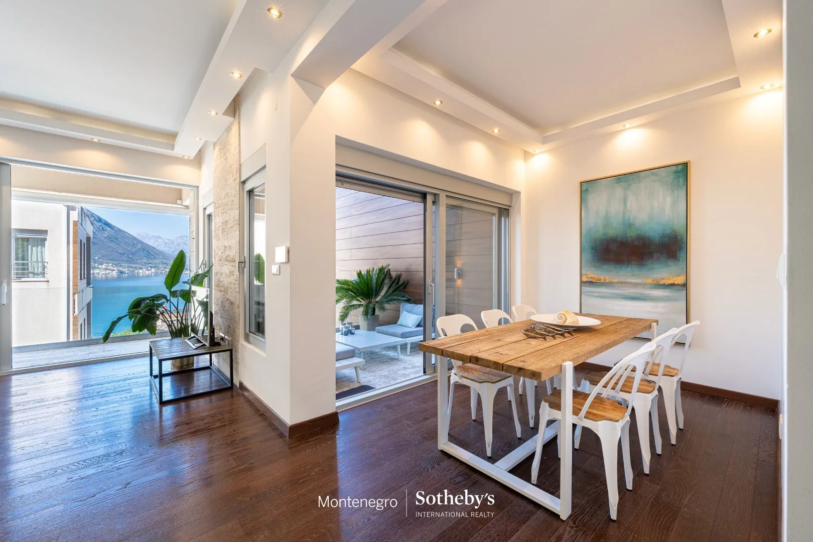 Sale, two bedroom apartment, 82m², Dobrota, Kotor