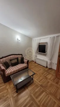 Dnevna soba sa trosjedom, stočićem i parketom na podu. - image 8