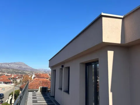 Izdavanje, četvorosoban stan, 150m², Tološi, Podgorica - image 9